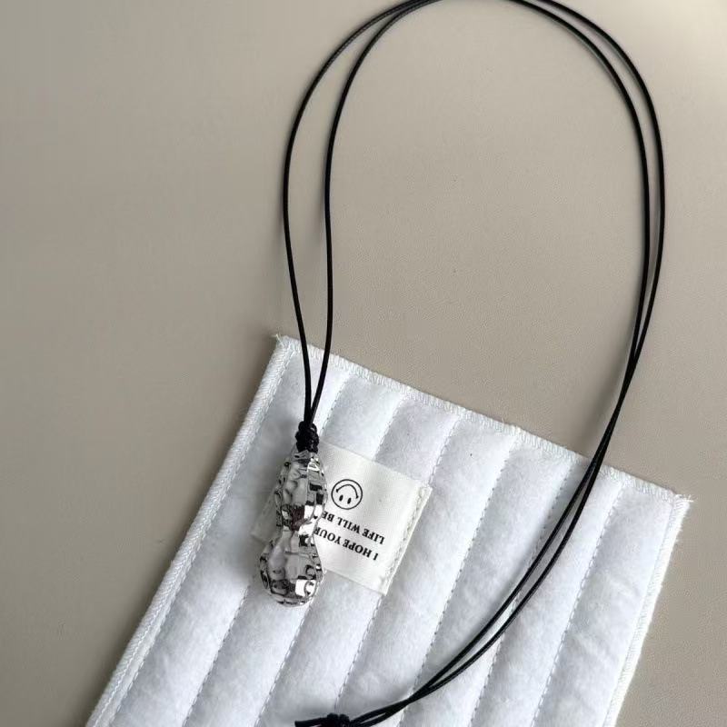 Women Accessories Meaning - Collier pendentif en métal en forme