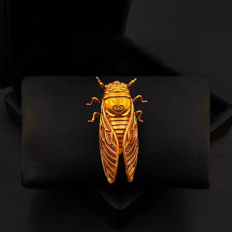 Women Accessories Meaning - Broche cigale dorée avec une belle