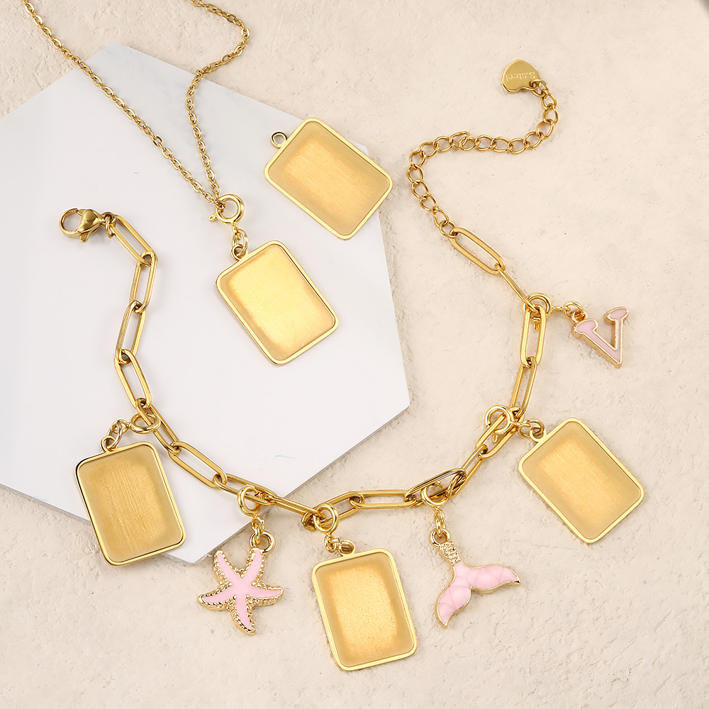 Collier pendentif drapeau lett - Women Accessories Photos avis et prix